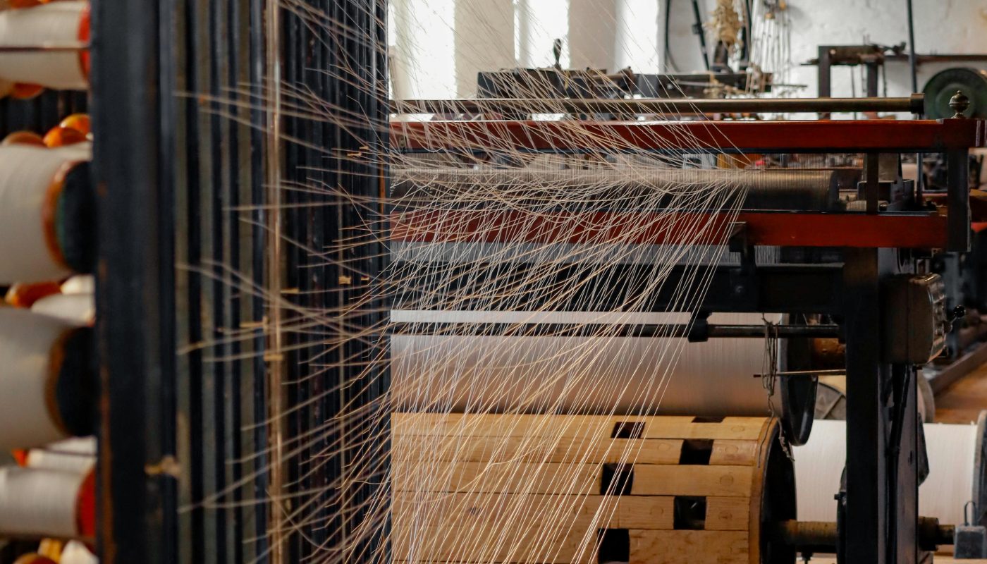 L’automatisation dans l’industrie textile : avantages et défis